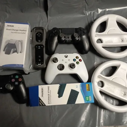 LOT OF 8 ASSORTED GAMING ITEMS TO INCLUDE JEMDO DUAL CHARGE STATION FOR PS5 CONTROLLER
