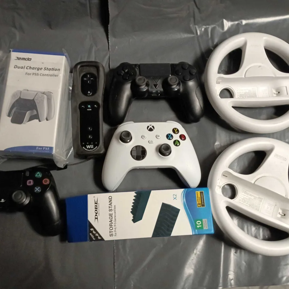 LOT OF 8 ASSORTED GAMING ITEMS TO INCLUDE JEMDO DUAL CHARGE STATION FOR PS5 CONTROLLER