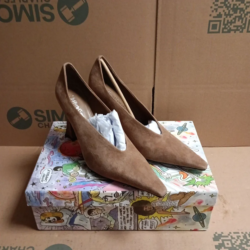 BOXED PAIR OF JEFFREY CAMPBELL HEELED POINTED COURT SHOES IN CAMEL SUEDE - 3