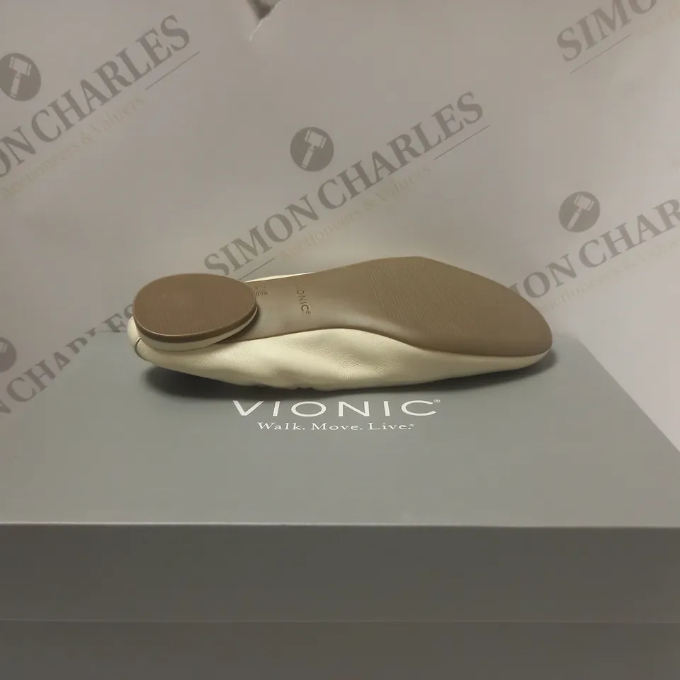 BOXED VIONIC CREAM FLATS - SIZE 4