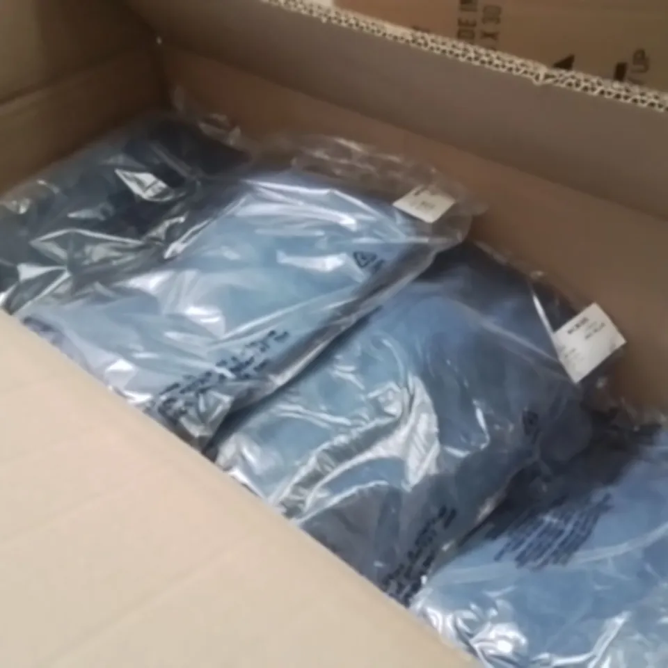BOX CONTAINING APPROXIMATELY 15 BRAND NEW MIDNIGHT BLUE SIMPLY BE WOMENS DENIM JEANS 18R
