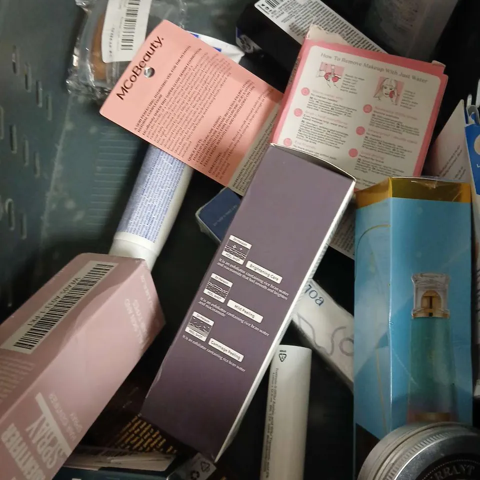 APPROXIMATEY 20 ASSORTED HEALTH AND BEAUTY PRODUCTS TO INCLUDE - WESTLAB BATH SALT - GIVE ME CONDITIONER - AKT DEODORANT BALM - ETC