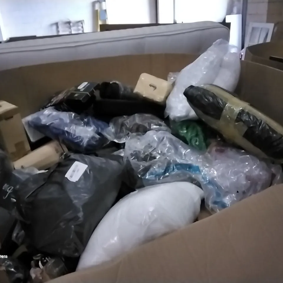 PALLET OF ASSORTED ITEMS INCLUDING GADA GARDEN HOSE, MAGIC HOSE, FIXKIT EXPANDABLE HOSE, WEUE GARDEN HOSE, KETTOGA EXPANDABLE GARDEN HOSE, FOWONG HEAVY DUTY DOR DRAFT STOPPER 