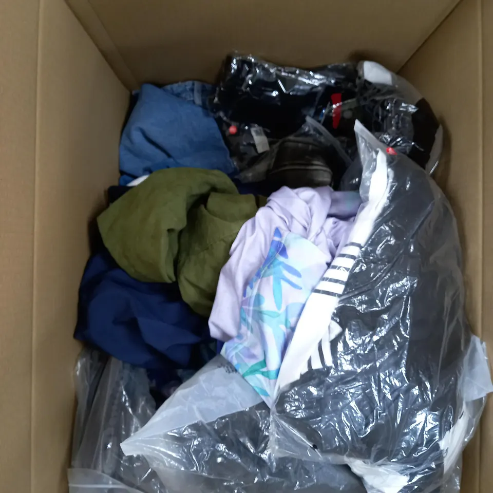 BOX OF APPROXIMATELY 25 ASSORTED CLOTHING PRODUCTS IN VARIOUS SIZES TO INCLUDE SHIRTS, JUMPERS, JACKETS ETC 
