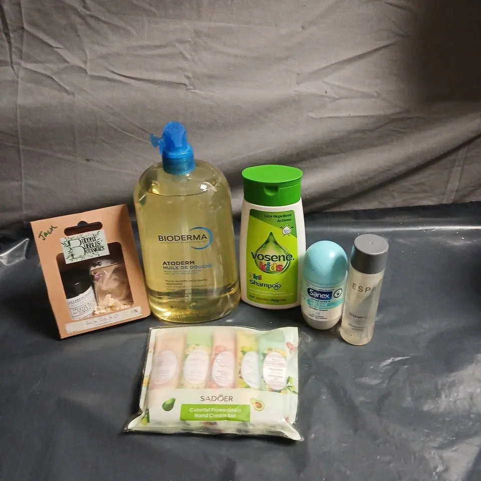APPROXIMATEY 20 ASSORTED HEALTH AND BEAUTY PRODUCTS TO INCLUDE - VOSENE KIDS SHAMPOO - SANEX ROLL ON DEODORANT AND BIODERMA CLEANSING OIL