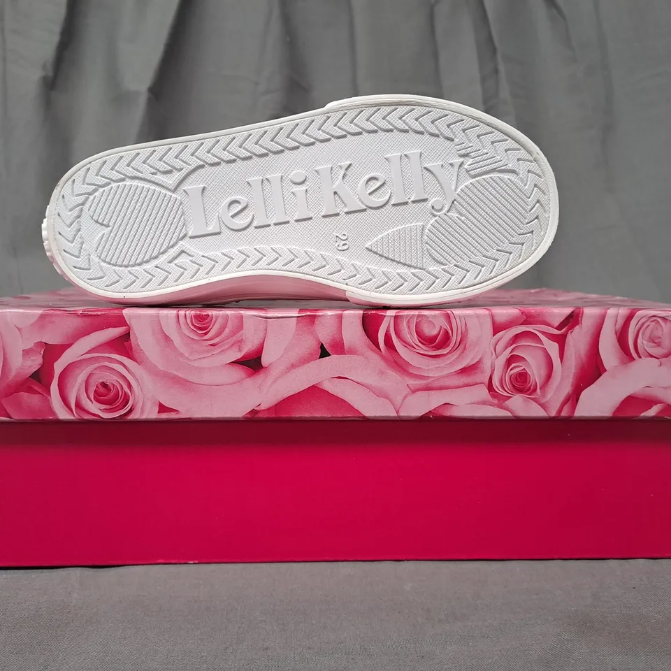 BOXED PAIR OF LELLI KELLY SHOES IN WHITE EU SIZE 29