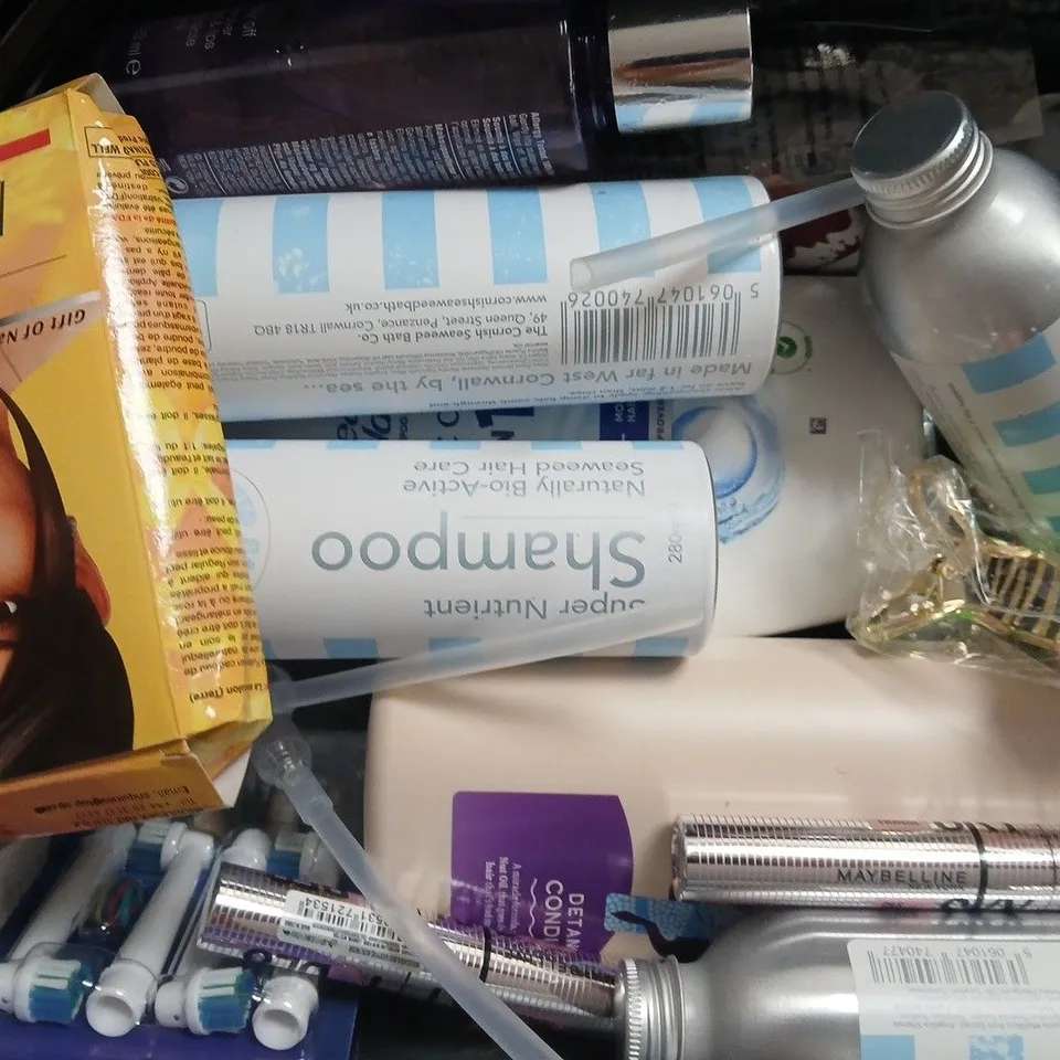 APPROXIMATELY 12 ASSORTED COSMETIC ITEMS INCLUDING VARIOUS MAKES AND BRANDS - COLLECTION ONLY