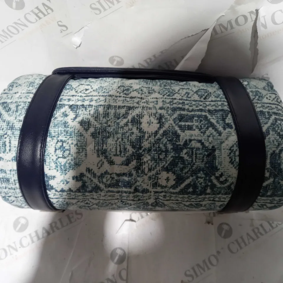 ALISON CORK INDOOR/ OUTDOOR CHINOISERIE PICNIC BLANKET - BLUE/WHITE