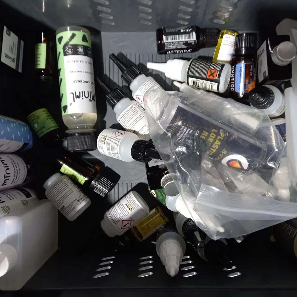 APPROXIMATELY 20 ASSORTED HOUSEHOLD ITEMS TO INCLUDE LOCTITE SUPER GLUE, TICKER REMOVER KIT, ETC