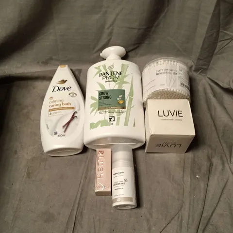 APPROXIMATELY 20 ASSORTED COSMETIC ITEMS TO INCLUDE PANTENE, DOVE, LUVIE, COTTON SWABS, GREEN PEOPLE DEODORANT, BLUSH ETC