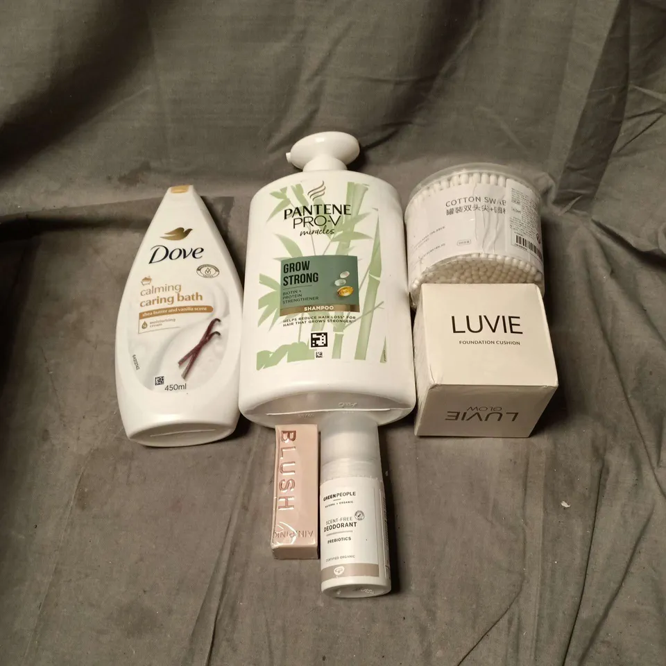 APPROXIMATELY 20 ASSORTED COSMETIC ITEMS TO INCLUDE PANTENE, DOVE, LUVIE, COTTON SWABS, GREEN PEOPLE DEODORANT, BLUSH ETC