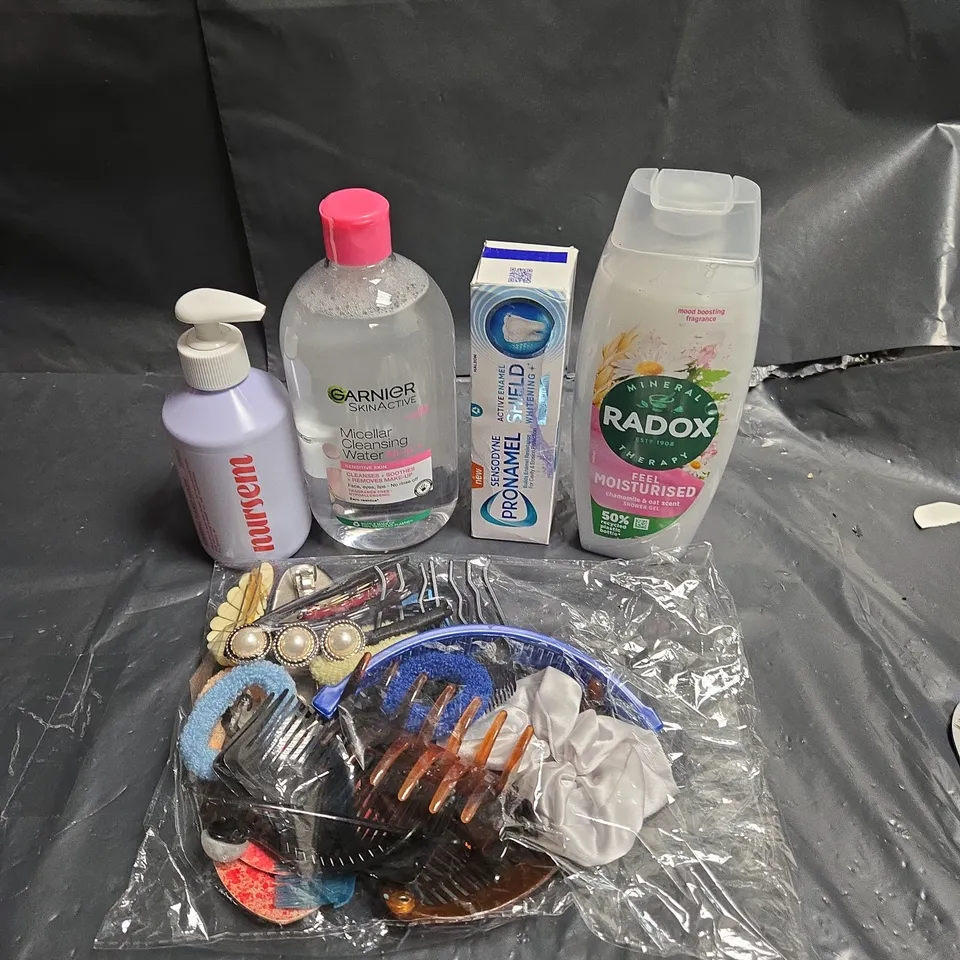 APPROXIMATEY 20 ASSORTED HEALTH AND BEAUTY PRODUCTS TO INCLUDE - RADOX SHOWER GEL - SENSODYNE PRO-NAMEL TOOTHPASTE AND NURSEM HAND WASH