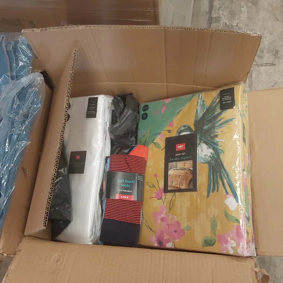 PALLET CONTAINING A VERY LARGE QUANTITY OF ASSORTED ITEMS INCLUDING: BEDDING, JUMPERS, JEANS, CARGO PANTS, LUNCH BOXES, BIKINIS, SHIRTS ECT