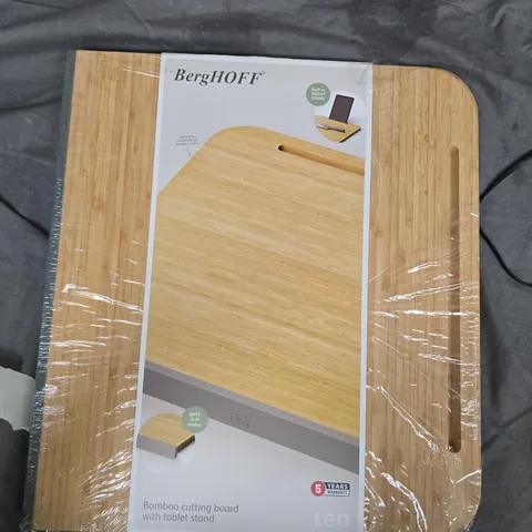 BERGHOFF BALANCE BAMBOO CUTTING BOARD WITH TABLET STAND