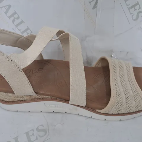 SKECHERS ARCH FIT BEACH KISS BOHO BEYOND SANDAL IN CREAM - SIZE 4