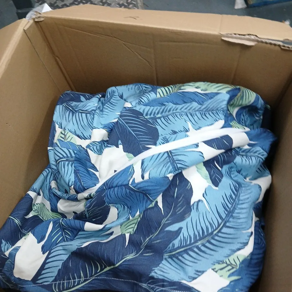 BOX OF APPROXIMATELY 4 ASSORTED INFLATABLE FURNITURE ITEMS 