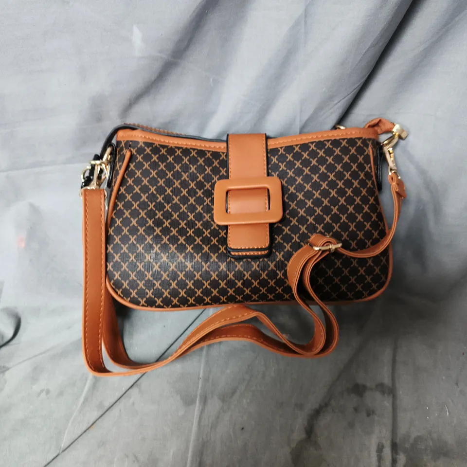 BOX OF APPROXIMATELY 15 ASSORTED ITEMS TO INCLUDE: 2X FLASHLIGHTS AND BROWN HANDBAG