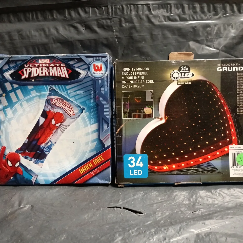 BOX OF APPROXIMATELY 10 ASSORTED HOUSEHOLD ITEMS TO INCLUDE SPIDER-MAN BEACH MAT, INFINITY MIRROR, ETC