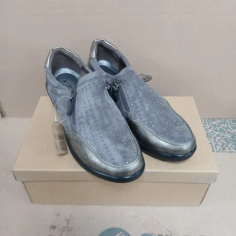 JO & JOE JESSICA PEWTER SLIP-ON SHOES – UK 4
