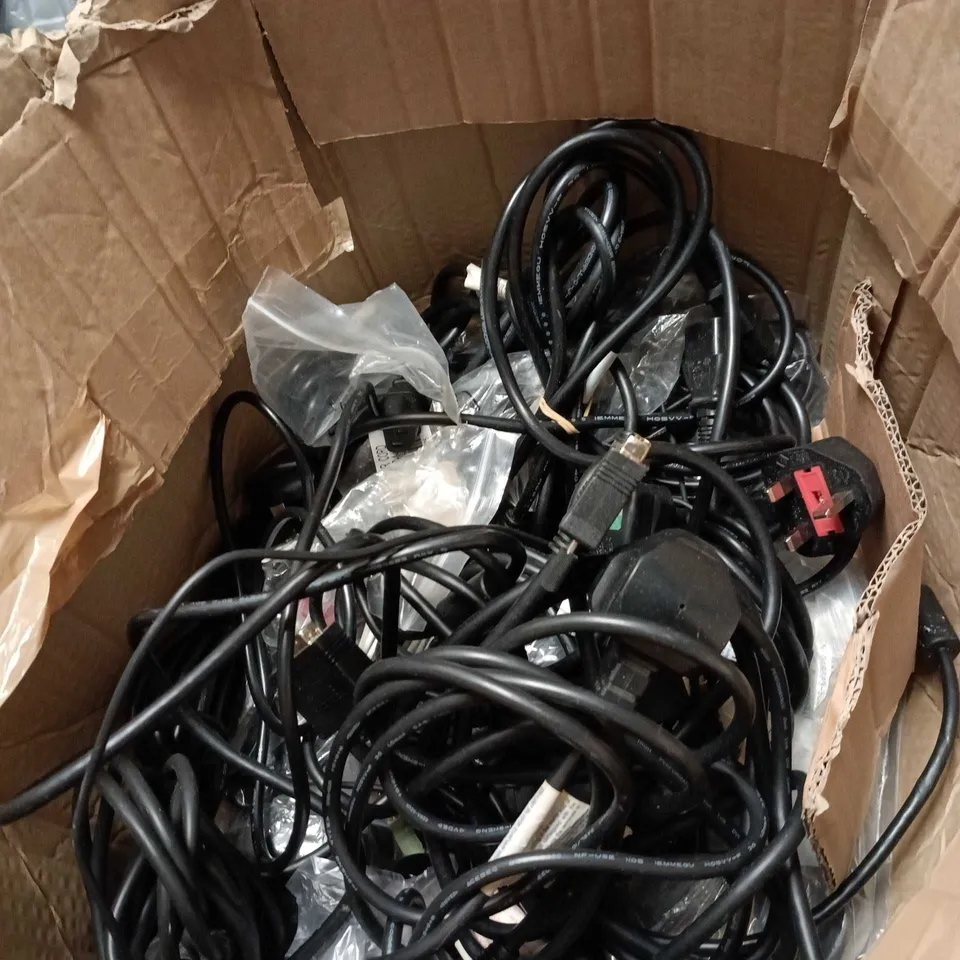 BOX OF ASSORTED ELECTRICAL POWER LEADS 
