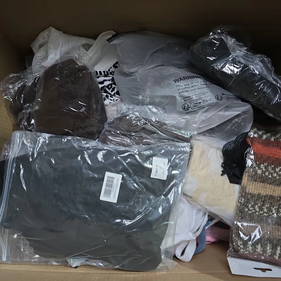 APPROXIMATELY 30 ASSORTED CLOTHING ITEMS IN VARIOUS SIZES, STYLES & COLOURS TO INCLUDE BRANDS SUCH AS F&F, RIVER ISLAND, YU-GI-OH ETC - COLLECTION ONLY