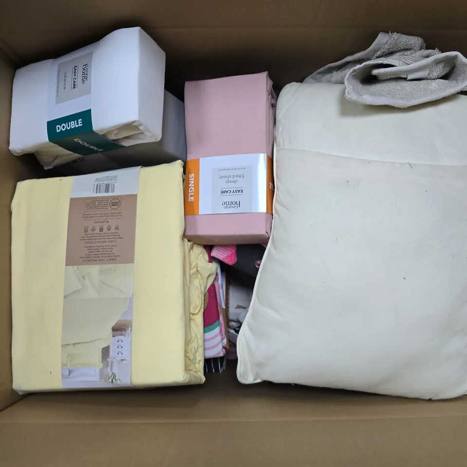 APPROXIMATELY 20 ASSORTED HOMEWARE ITEMS TO INCLUDE EASY CARE VALANCE, BARBIE SINGLE DUVET SET, PILLOWCASES, ETC