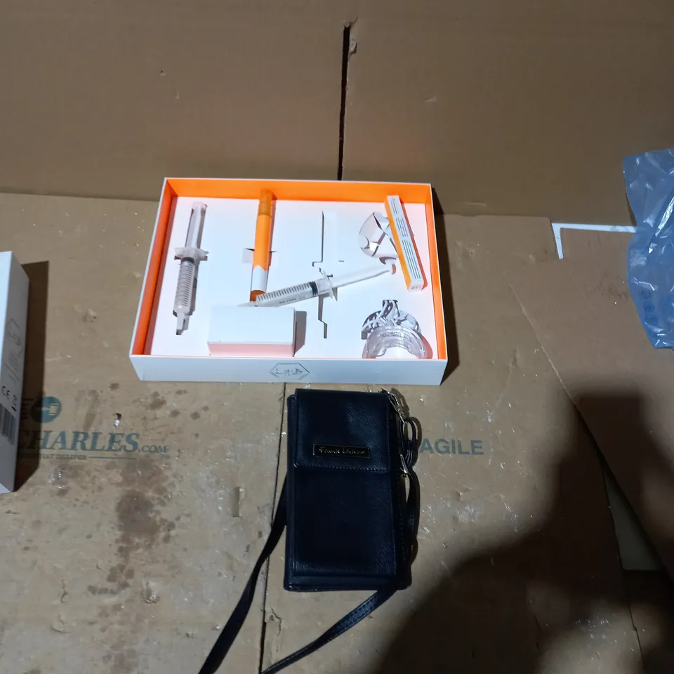 LOT OF 2 ASSORTED HOUSEHOLD ITEMS TO INCLUDE LAB PRO-WHITE SET AND FRANK USHER FAUX LEATHER PURSE