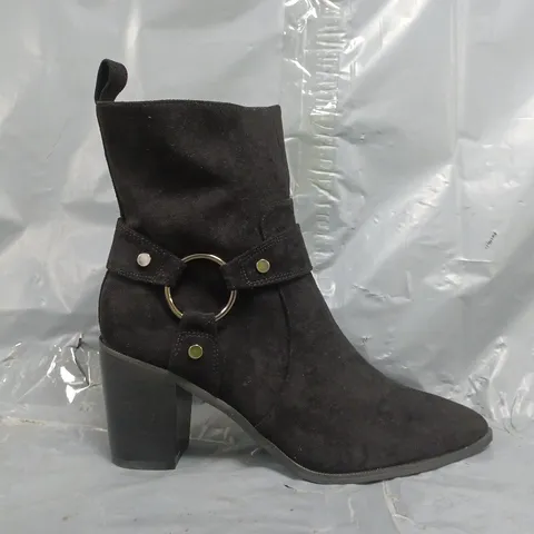 BOXED PAIR OF V BY VERY POINTED TOE BLOCK HEEL ANKLE BOOTS IN BLACK SIZE 5