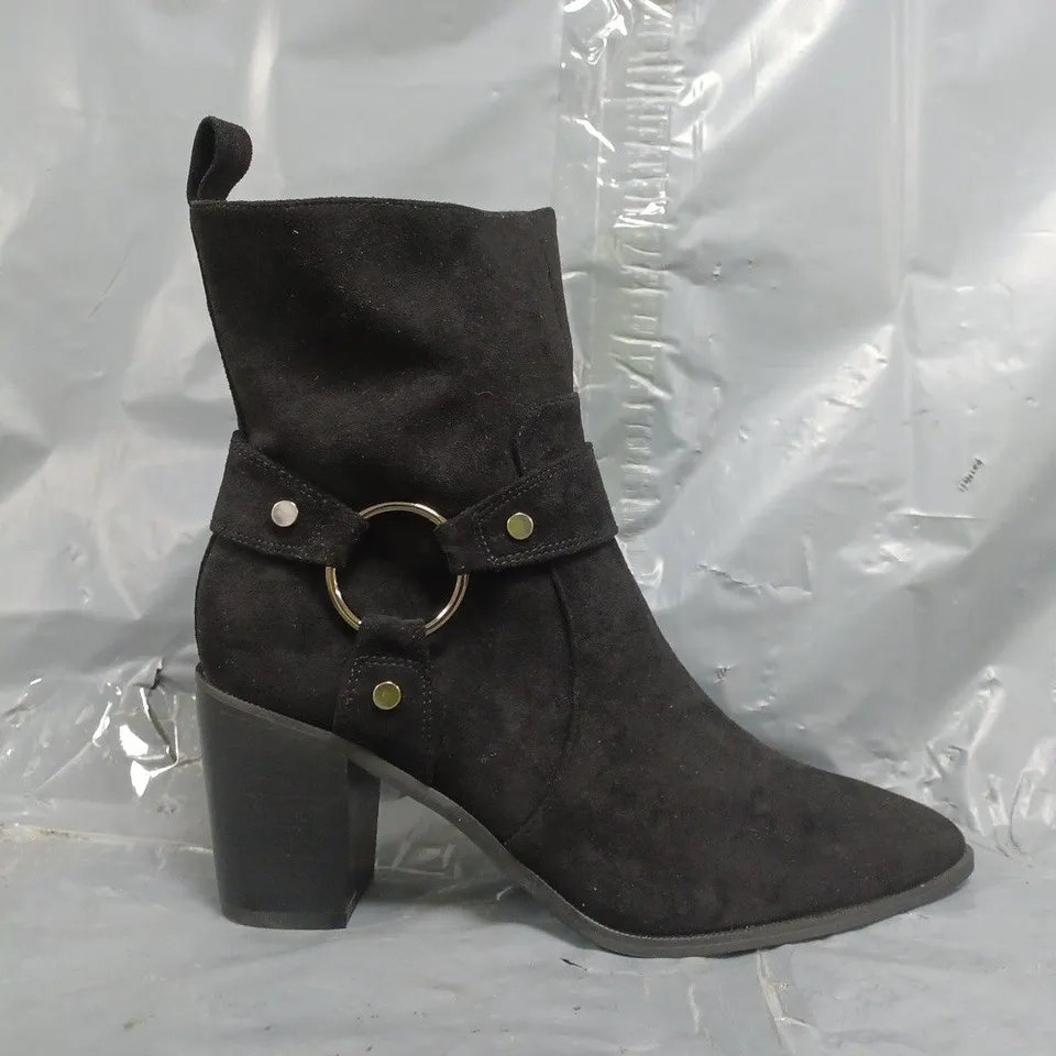 BOXED PAIR OF V BY VERY POINTED TOE BLOCK HEEL ANKLE BOOTS IN BLACK SIZE 5