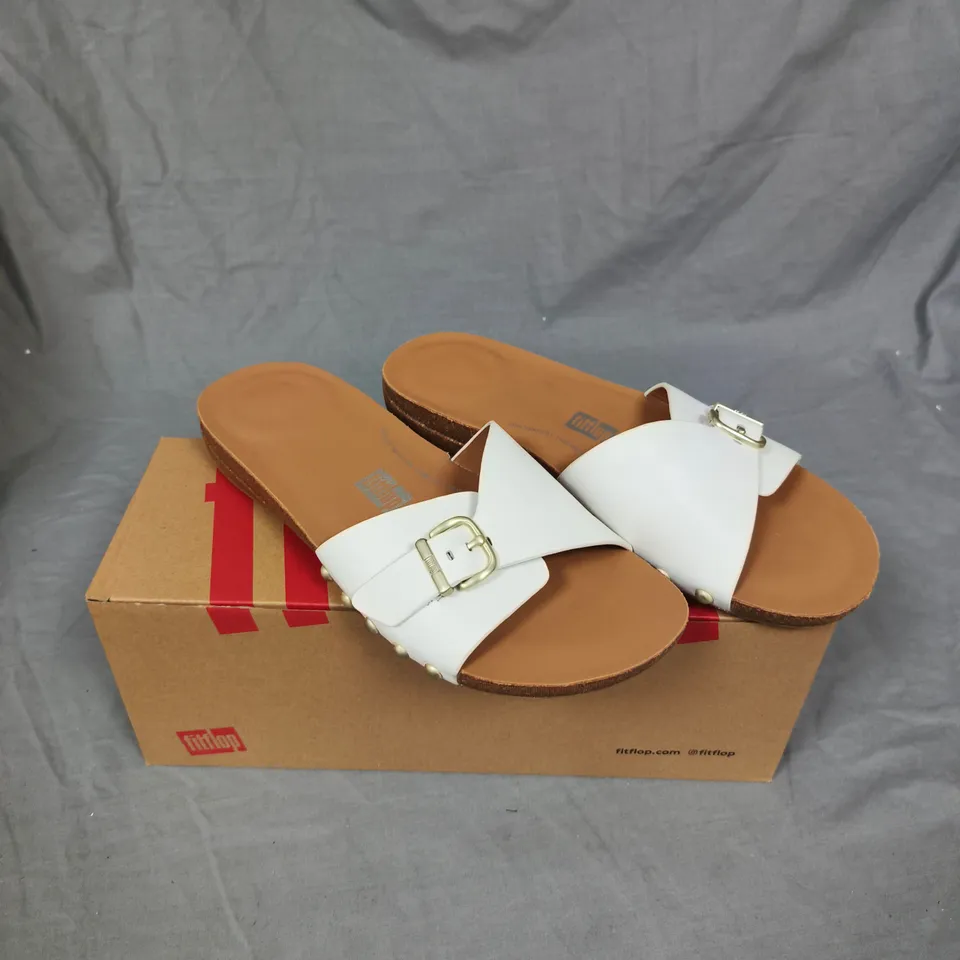 FITFLOP IQUSHION ADJUSTABLE BUCKLE LEATHER SLIDES – URBAN WHITE – UK 6