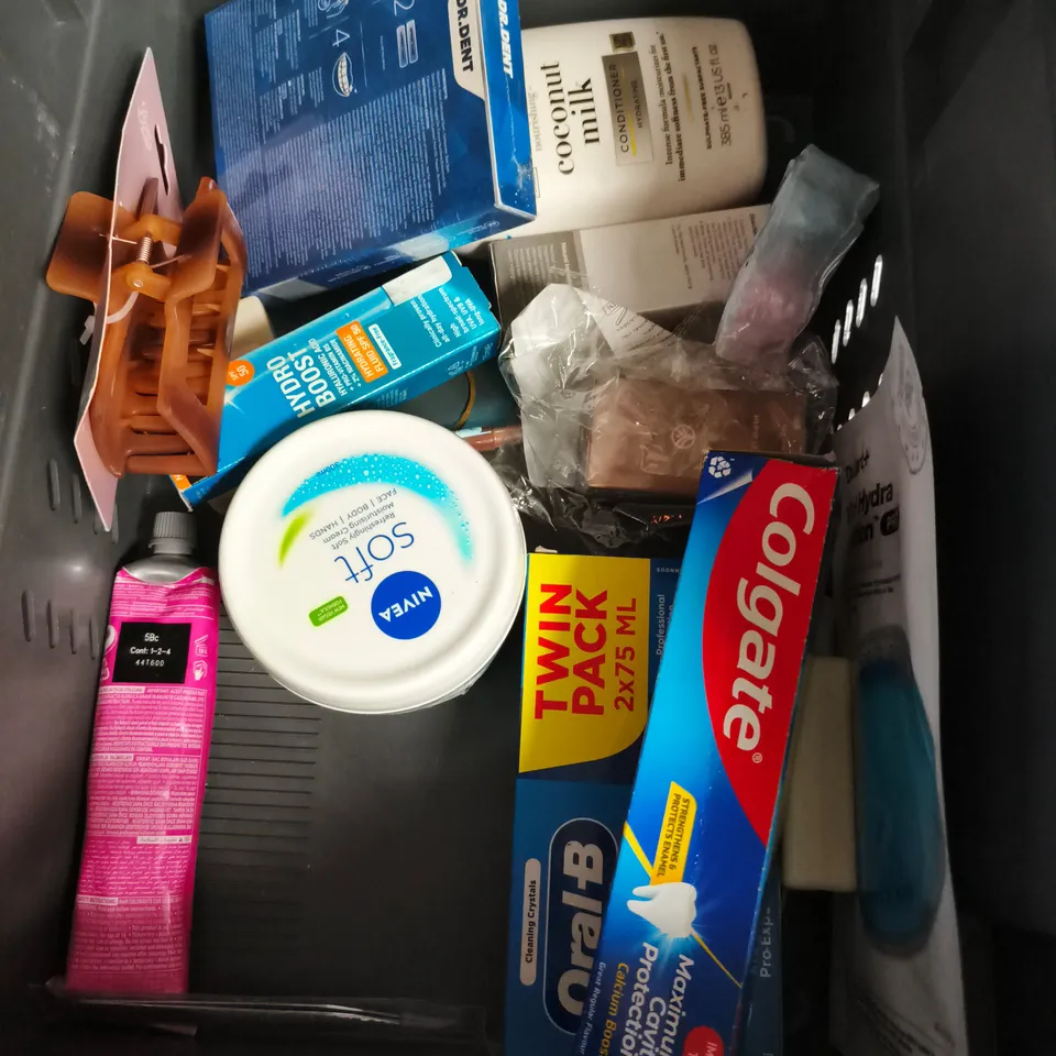 APPROXIMATEY 20 ASSORTED HEALTH AND BEAUTY PRODUCTS TO INCLUDE - OLE HENRIKSON BANANA BRIGHT EYE CREAM - L'OREAL ELVIVE HYALURONIC SHAMPOO - DAWMY LIGHTENING BODY LOTION - ETC