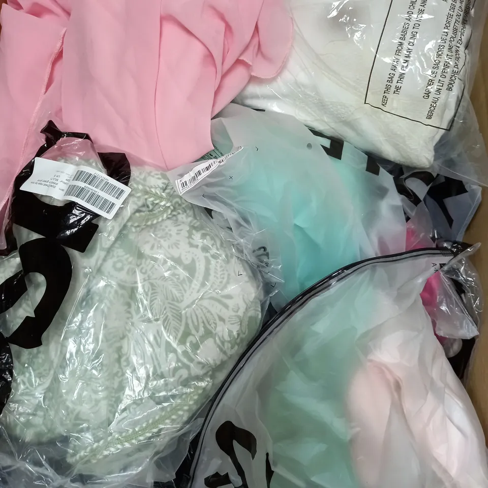 BOX OF APPROXIMATELY 22 ASSORTED CLOTHING ITEMS TO INCLUDE - TROUSERS , T-SHIRT , SHORTS ETC