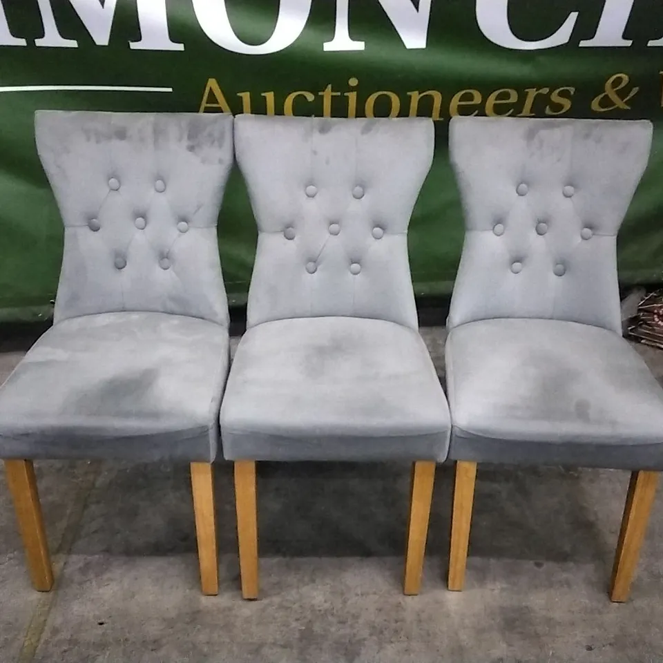 SET OF 3 PLUSH GREY FABRIC BUTTONBACK DINING CHAIRS WITH WOODEN LEGS