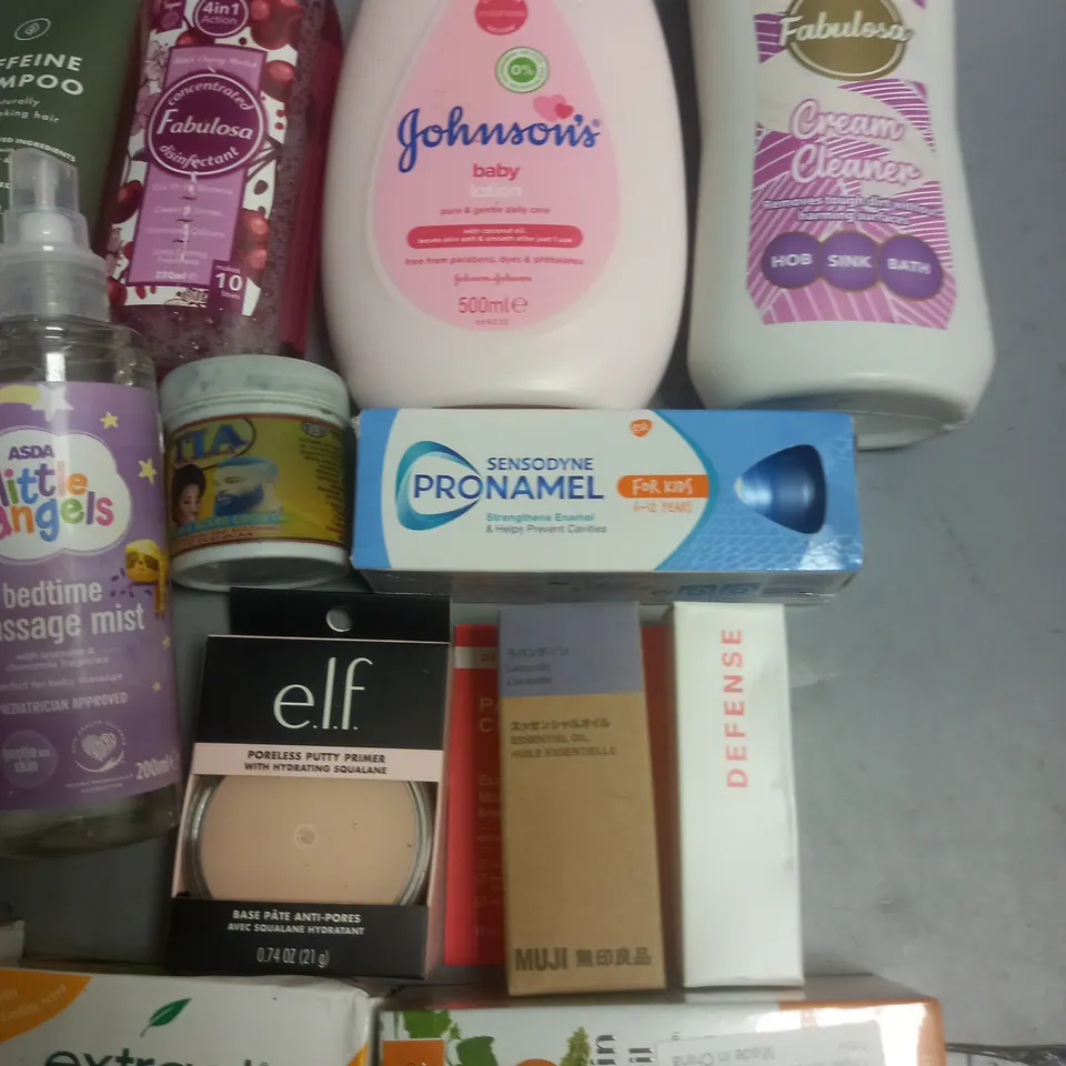 LOT OF APPROXIMATELY 20 ASSORTED HEALTH AND BEAUTY ITEMS TO INCLUDE JOHNSONS BABY LOTION, SENSODYNE TOOTHPASTE, EXTRACT SOAP AND MASSAGE MIST
