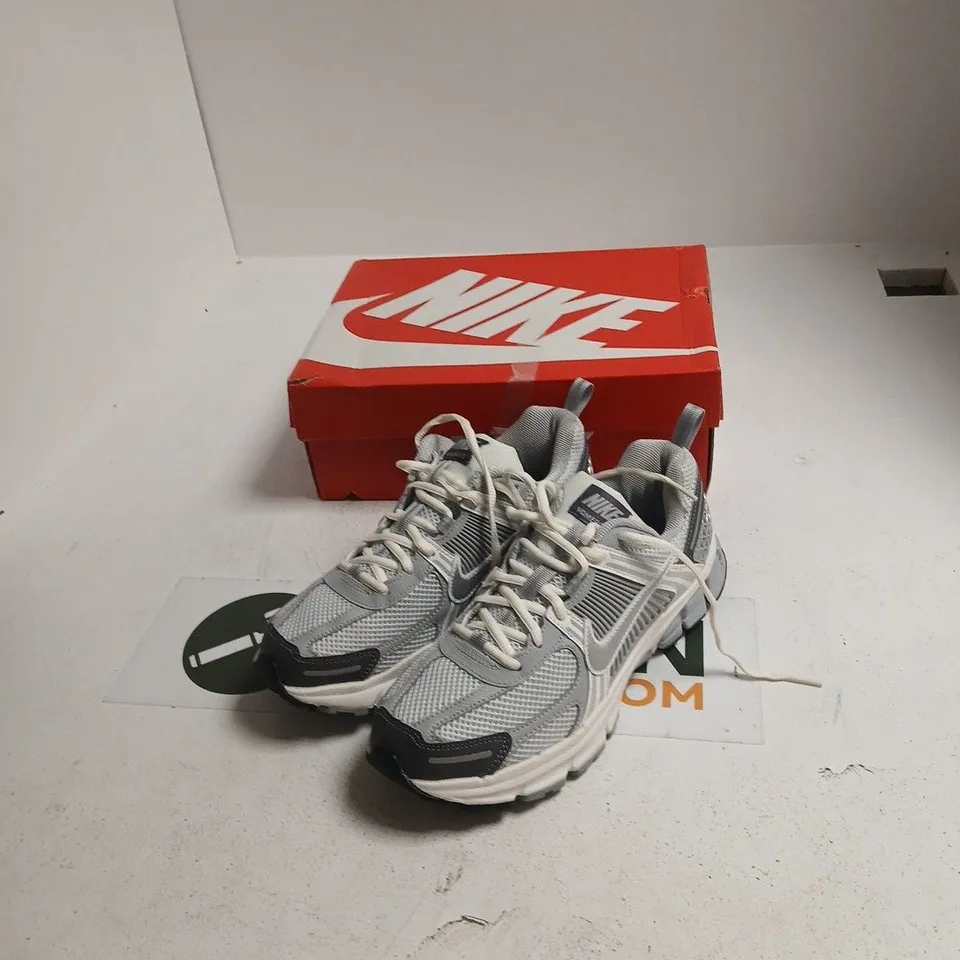 NIKE VOMERO 5 GS TRAINERS – UK 6, GREY/WHITE
