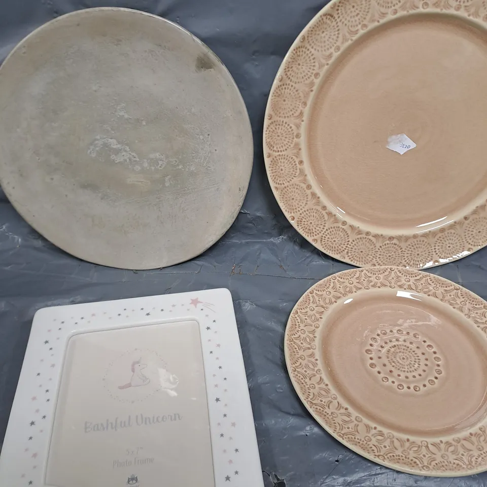 APPROXIMATELY 6 ASSORTED HOUSEHOLD PRODUCTS TO INCLUDE PLATES & PICTURE FRAME 