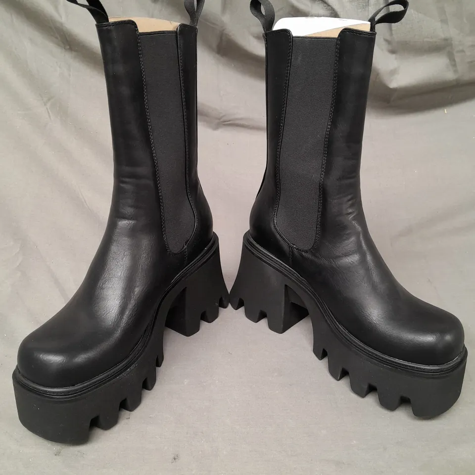 BOXED PAIR OF LAMODA CHUNKY PLATFORM BOOTS IN BLACK UK SIZE 6