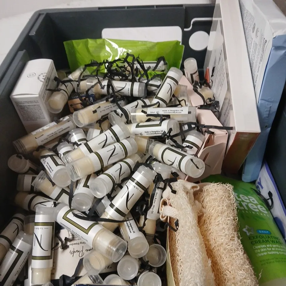 APPROXIMATELY 30 ASSORTED COSMETIC ITEMS INCLUDING TEA TREE FACIAL MASK AND PERMANT CREAM HAIR COLOUR 