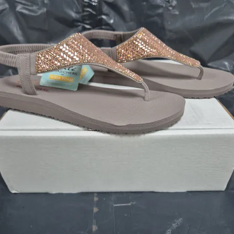 BOXED PAIR OF SKECHERS MEDITATION GLAMOUROUS SANDALS IN TAUPE SIZE 6