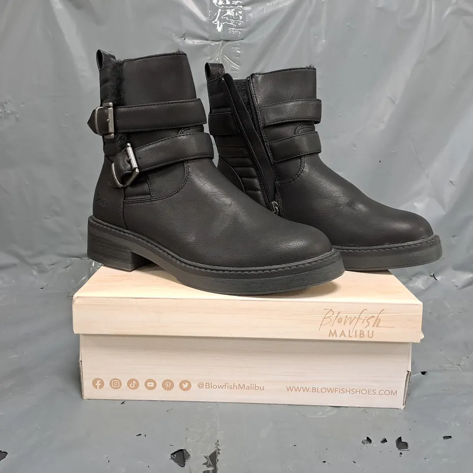BOXED PAIR OF BLOWFISH MALIBU ANKLE BOOTS IN BLACK SIZE 7