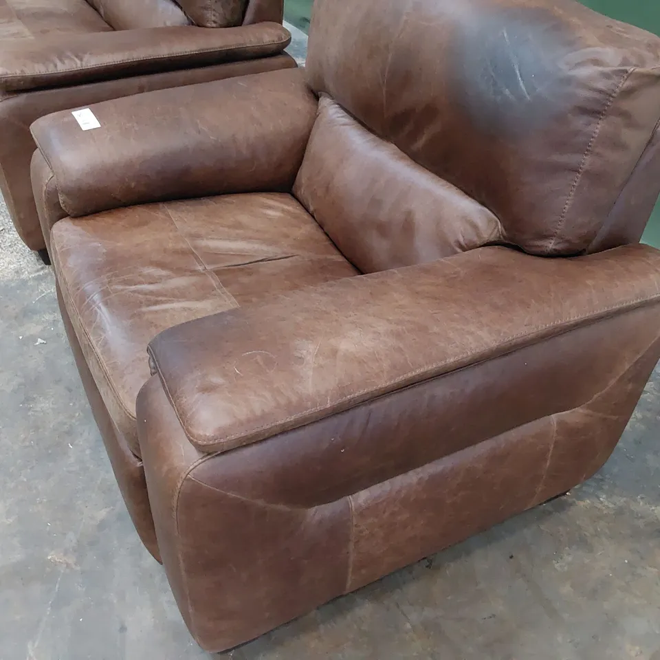 QUALITY ITALIAN DESIGNER LOUNGE SUITE, COMPRISING FIXED THREE SEATER SOFA & POWER RECLINING EASY CHAIR DISTRESSED CHESTNUT LEATHER 