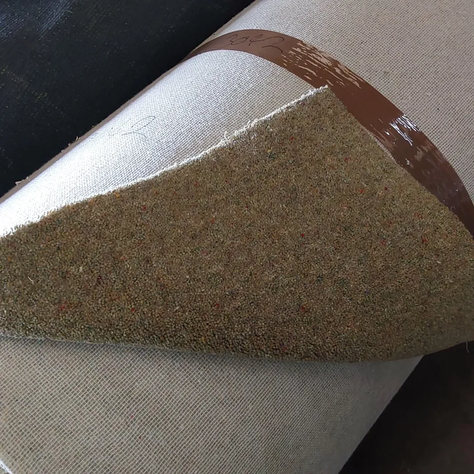 ROLL OF QUALITY DIM HEATHERS CARPET // SIZE: APPROX 5 X 25.95m