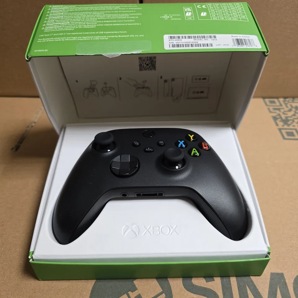 XBOX WIRELESS CONTROLLER - CARBON BLACK (FOR XBOX SERIES X|S, XBOX ONE, WINDOWS)