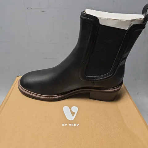 BOXED V BY VET BLACK SIZE 7