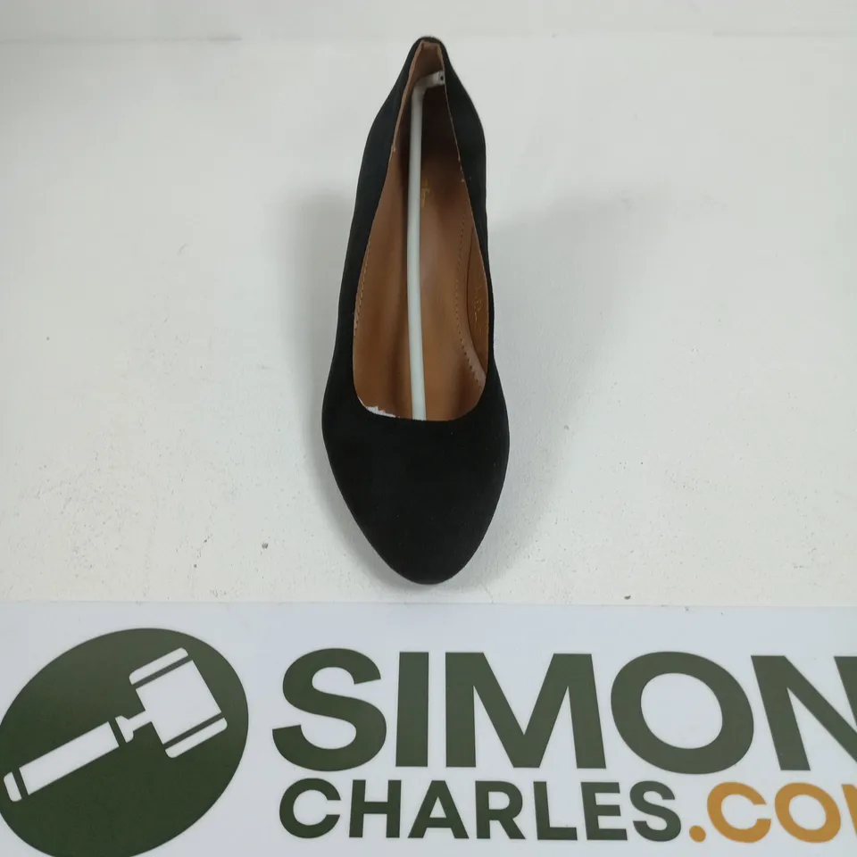 BOXED PAIR OF BLACK SUEDE WOMEN'S HIGH-HEEL PUMP - UK SIZE 7