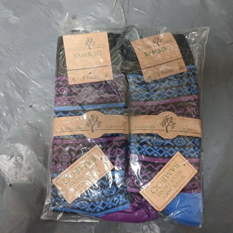 APPROXIMATELY 70 PACKS OF 3 MENS FUNKY BAMBOO SOCKS IN BLUE/PURPLE (VARIOUS SIZES)