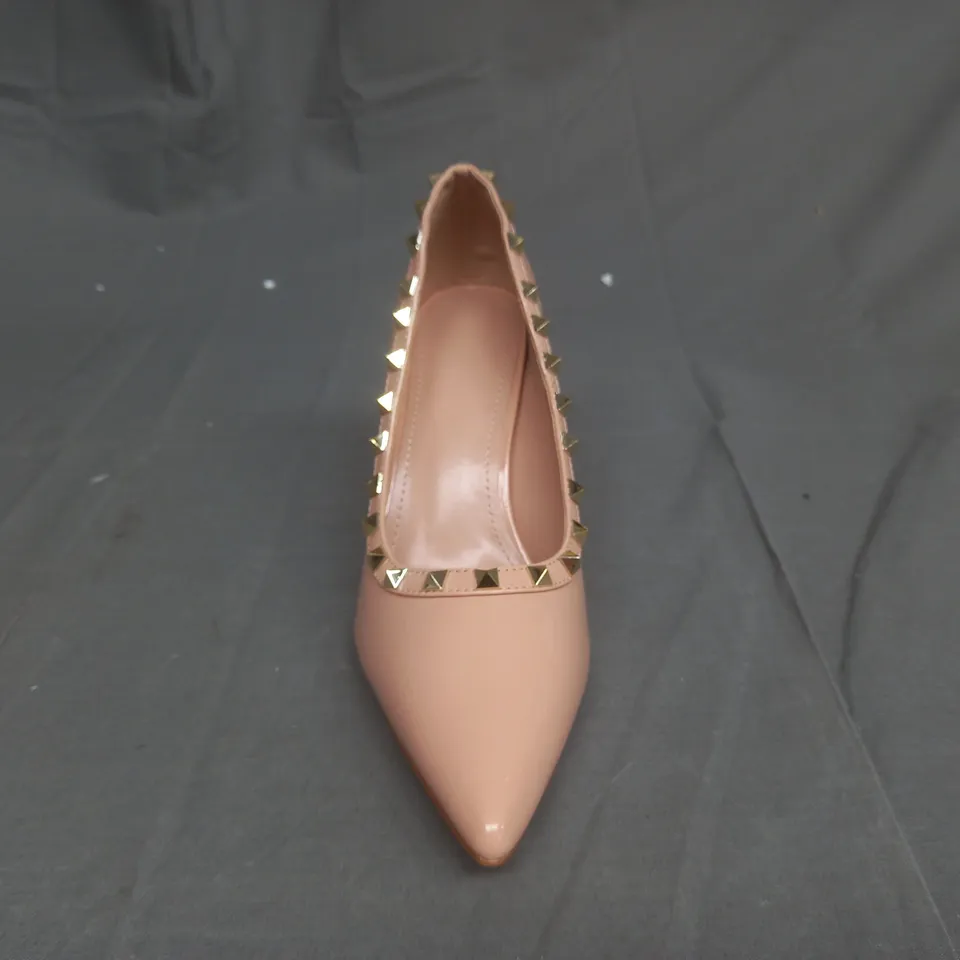 BOXED PAIR OF DESIGNER STILETTOS IN SALMON WITH GOLD STUD EMBELLISHMENT SIZE UK 7