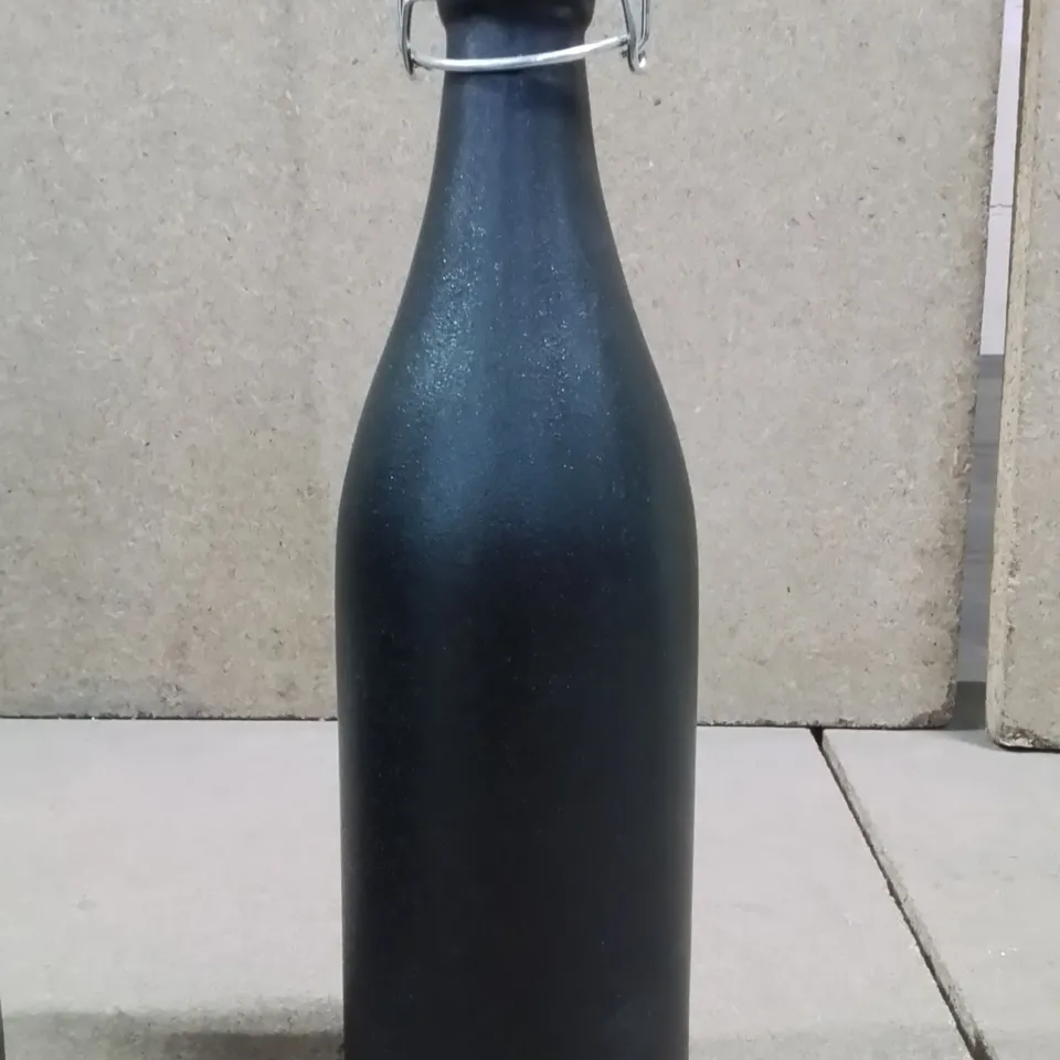 BOX CONTAINING 6 DECORATIVE SWING TOP BOTTLES 