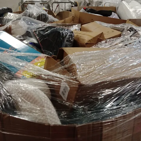 PALLET CONTAINING A LARGE QUANTITY OF PILLOWS