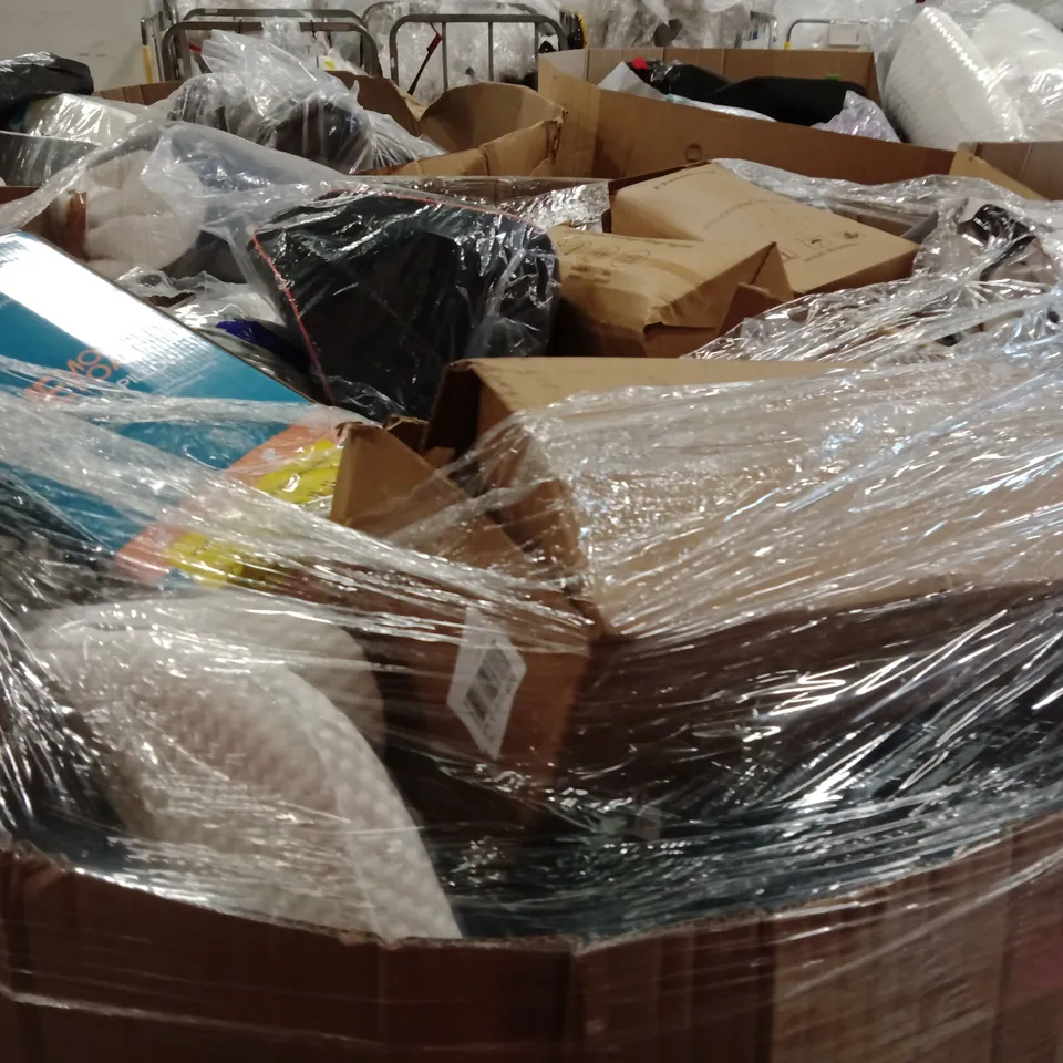 PALLET CONTAINING A LARGE QUANTITY OF PILLOWS